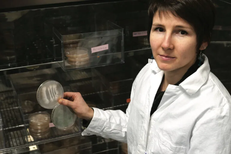 Jeanne Ropars, no seu laboratório de Saclay.